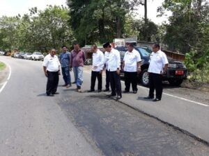 Bupati Lahat : Kontraktor Harus Segera Tutup Lobang Perbaikan Jalan