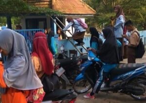 SMKN 1 Jejawi Kembali Disegel, Siswa Terpaksa Memanjat Pagar