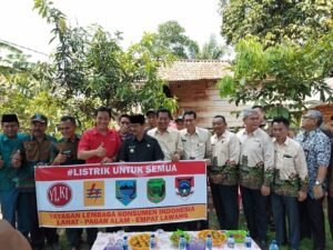 Warga Lubuk Tampang Lahat Kini Nikmati Listrik