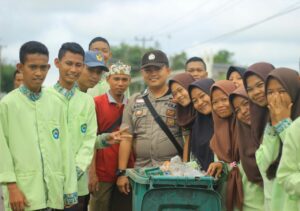 Kades Sukamaju Ajak Masyarakat dan Siswa Lakukan Jum’at Bersih