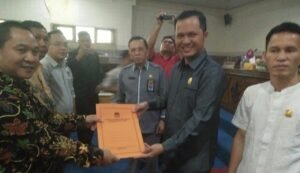 KPU Serahkan SK Penetapan Bupati dan Wakil Bupati Empat Lawang ke DPRD