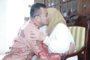 Sebelum Mencoblos, Irwansyah Sungkeman pada Kedua Orangtua