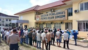Puluhan Massa Desak Bawaslu Sumsel Copot Ketua Panwaslu OKI