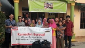 ALFAMART & NESTLE Indonesia Bagikan Paket Buka Puasa