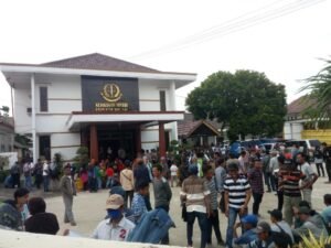 Ratusan Warga Jungkal Geruduk Kejari OKI