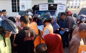 Ponpes Darul Muttaqien OKI Bagi-bagi Takjil