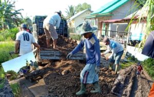 Warga Desa Banyu Biru Gotong Royong Perbaiki Jalan Rusak