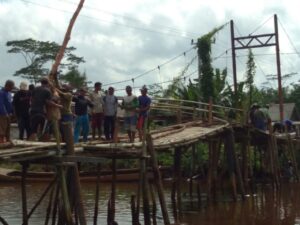 Warga Desa Jadi Mulya Swadaya Perbaiki Jembatan