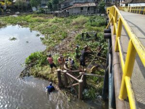 Warga Desa Pantai Gotong Royong Bersihkan Sungai