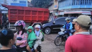 Mobil Agya Diseruduk Dump Truk Bermuatan Pasir