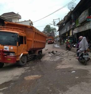 Jalan Sepucuk Rusak Parah, Waskita Tutup Mata