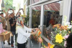 Minta Warga Jaga Kesehatan Aswari Bagi Lima Ambulan