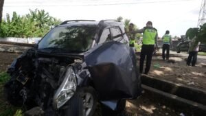 Nyaris Renggut Korban Toyota Rush Ini Berantakan Dihantam Kereta Api