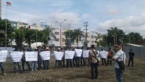 Massa Desak Ketua PANWASLU Lubuklinggau Diberhentikan