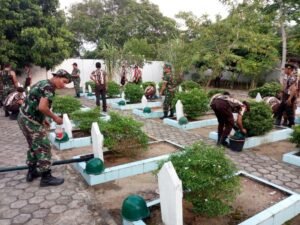 Hari Pahlawan, Koramil 402-10/Kayuagung Bersihkan Makam Pahlawan