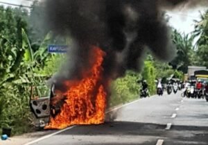 Mobil Kijang Kapsul Terbakar di Jalintim OKI