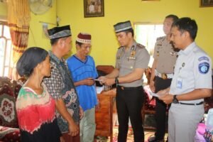 Kapolres OKI Serahkan Santunan Jasa Raharja Kepada Ahli Waris Korban laka lantas