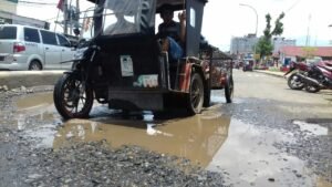 Rusak dan Berlobang, Jalan Pasar Dikeluhkan