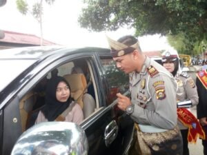 Peringati Hut ke 62 Satlantas Polres OKI Sebar Stiker Selamat Berlalulintas