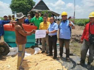 Tingkatkan Kesejahteraan Petani, PT OKI Pulp Berikan Bantuan Mesin Perontok Jagung