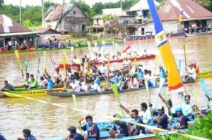Lomba Kebut Perahu Berhadiah Kerbau