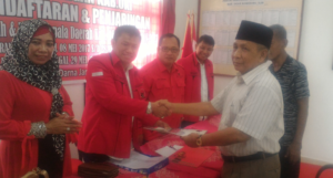 Bupati OKI dan Mantan Sekda Ambil Formulir Bacalonkada PDIP