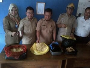 Petugas Gabungan Sita Mie dan Cincau Berformalin di Pasar Kayuagung