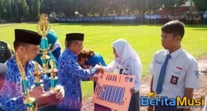 Hardiknas, Bupati OKI Beri Penghargaan Siswa Berprestasi