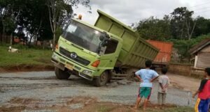 Jalan Poros Bumi Arjo Lempuing Rusak Parah