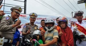 Manfaatkan Momen Valentine, Polres OKI Bagikan Bunga, Coklat dan Helm Gratis
