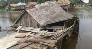 Angin Puting Beliung Robohkan Rumah Warga Desa Pulau Layang