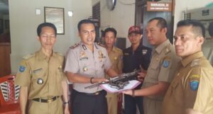 Warga Serahkan Kecepek dan Revolver Secara Sukarela