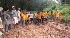 Partai Hanura OKI Gelar Bakti Sosial Perbaiki Jalan Poros