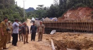 Bupati Muratara Pantau Pembangunan Jembatan Semenung