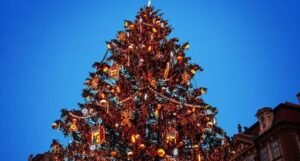 Pebisnis Muslim Irak Dirikan Pohon Natal Tertinggi di Baghdad