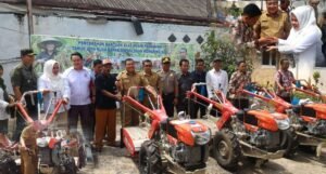 Disperta OKI Serahkan Delapan Unit Hentractor Mini Kepada Gapoktan