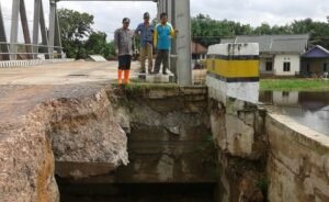 Tanggul Jembatan Talang Batin Jebol