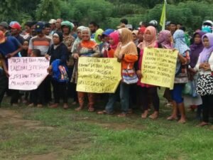 Ratusan Massa Satroni Kantor Camat Air Sugihan