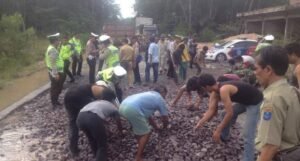 Jalintim OKI Rusak Parah, Polres Beserta Warga Perbaiki Jalan Secara Swadaya