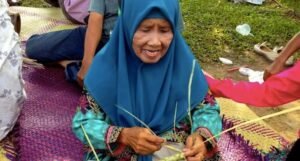 Ruslah, Lewat Purun Tak Kenal Lelah Berbagi Ilmu dengan Perempuan Lain