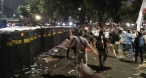 Demo Depan Istana Ricuh, Polisi Tembak Gas Air Mata