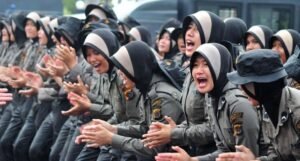 Polwan Berhijab Akan Bagikan Permen ke Demonstran 4 November