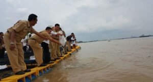 3000 Bibit Lele Ditebar di Sungai Musi