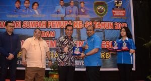 Walikota Lubulinggau Terima KNPI Award 2016