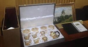 Jokowi Serahkan Kado Perusahaan Minyak Rusia ke KPK