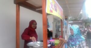 Istri Wakil Bupati PALI Berjualan Es dan Batagor