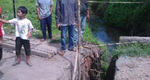 Jalan Penghubung Dua Kecamatan Nyaris Putus