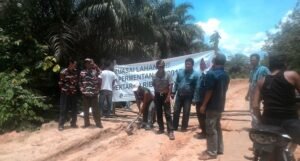 Warga 6 Desa Blokir Jalan PT LKK