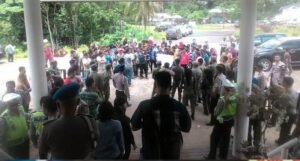 Warga Prambatan Demo Kantor DPRD PALI