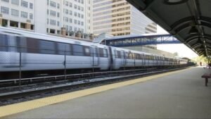 Seorang Pria Tikam Penumpang dan Bakar Kereta di Swiss